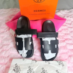 Sandalias Hermés de Piel Negra con Tiras Cruzadas y Suela Deportiva