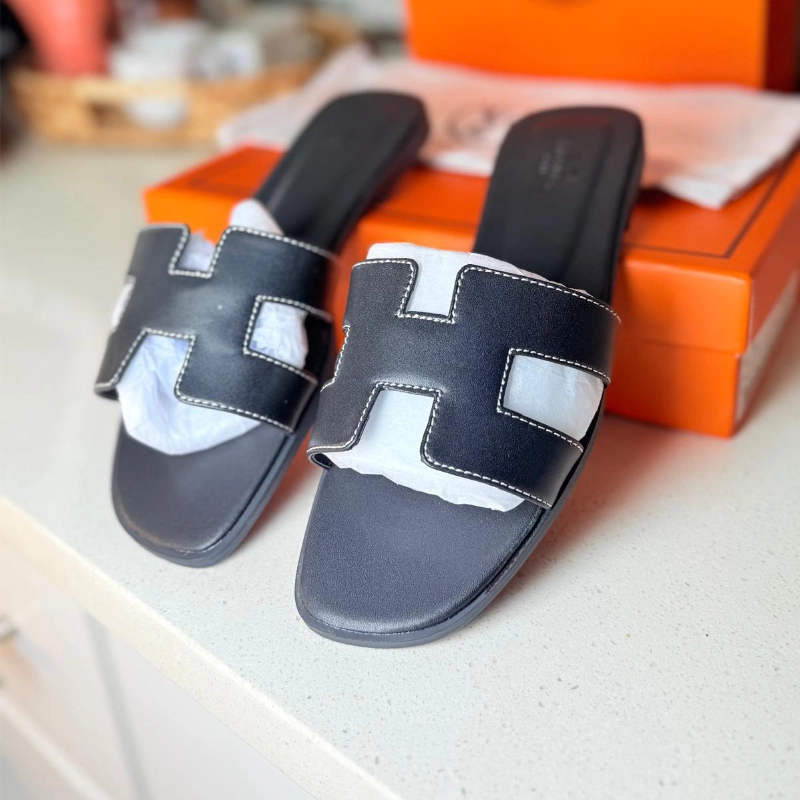 Sandalias Hermès de Tiras de Piel Negra con Costuras a Contraste
