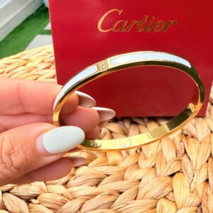 Brazalete dorado con detalles de nácar y cristales.