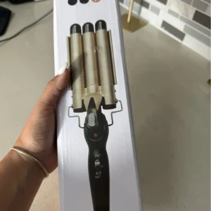 Rizador de pelo con tres barriles. 