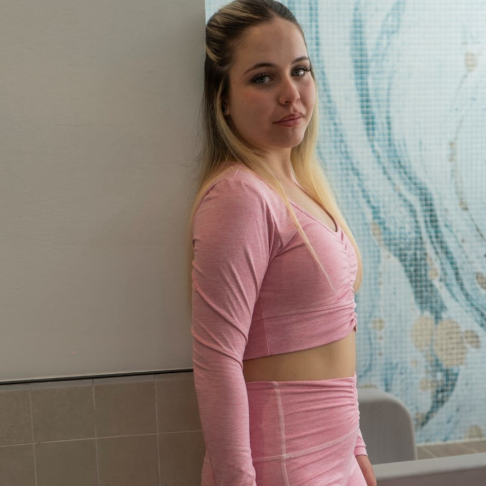 Conjunto deportivo rosado de Fashion Nova de la marca Alo - Imagen 2